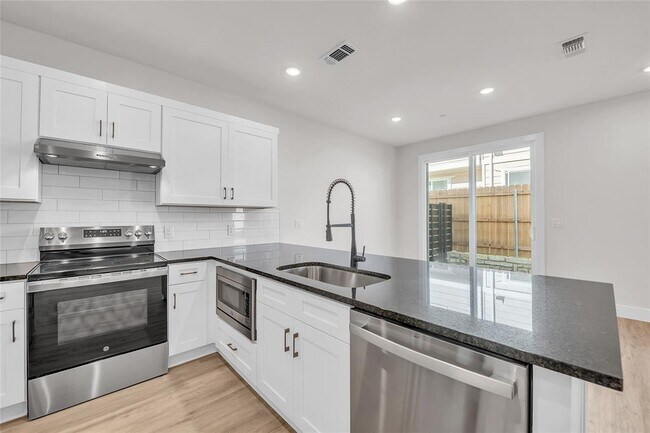 9312 Curious Squirrel St Austin, TX 78744 photo 5
