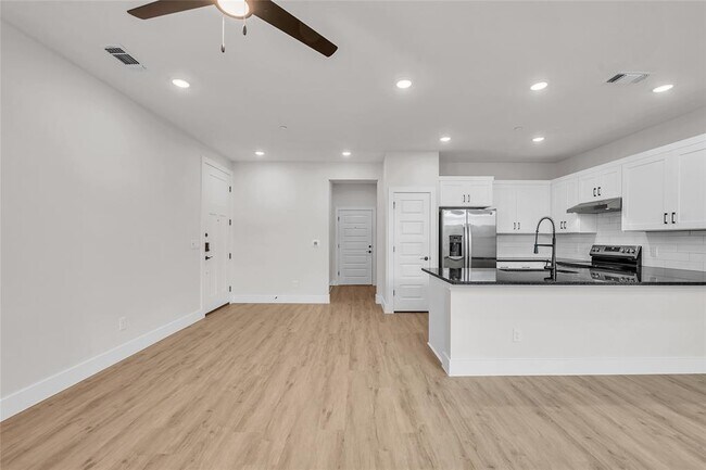 9312 Curious Squirrel St Austin, TX 78744 photo 4