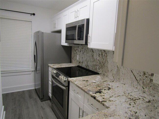 818 West Collins Street, Denton, TX 76201 photo 2