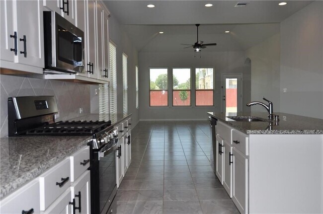 804 Centerra Hills Cir Round Rock, TX 78665 photo 4