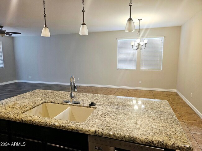 27284 N Skipping Rock Rd Peoria, AZ 85383 photo 4