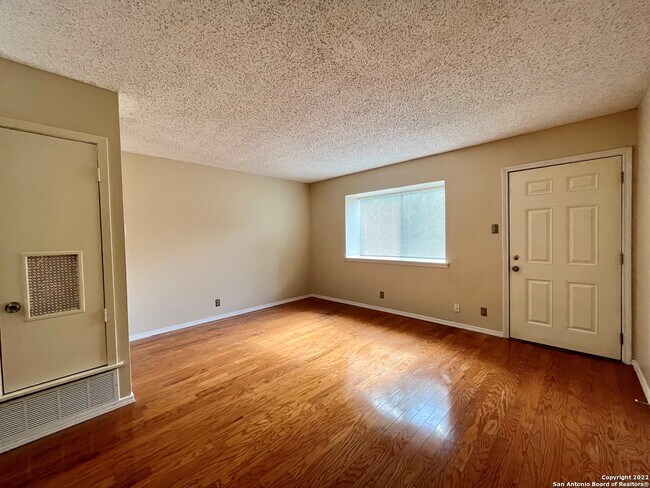 1045 Shook Ave San Antonio, TX 78212 photo 4