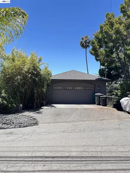 7957 Michigan Ave Oakland, CA 94605 photo 2