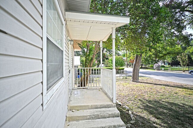 633 S Academy Ave New Braunfels, TX 78130 photo 4