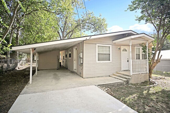 633 S Academy Ave New Braunfels, TX 78130 photo 2