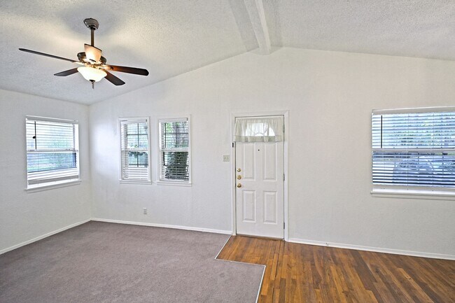 633 S Academy Ave New Braunfels, TX 78130 photo 5