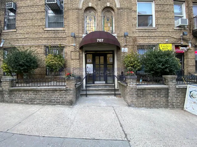 707 W 171st St New York, NY 10032 photo 4