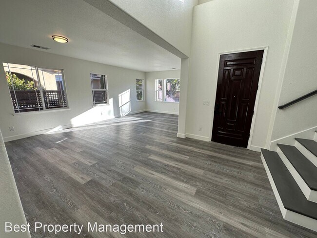 735 Ellerbrook St photo 2