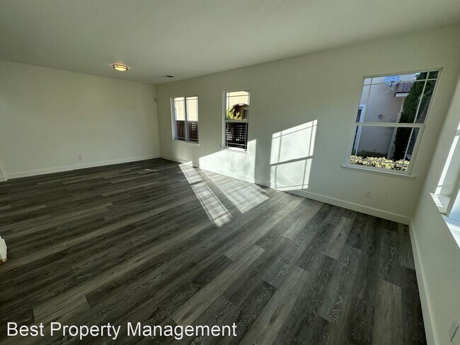 735 Ellerbrook St photo 3