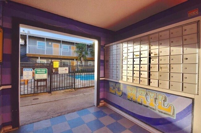 2401 Manor Rd Austin, TX 78722 photo 3