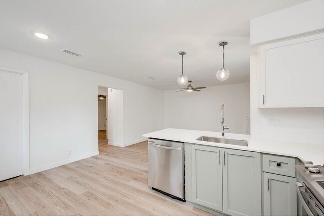 5704 Cougar Dr Austin, TX 78745 photo 5