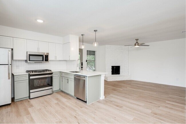 5704 Cougar Dr Austin, TX 78745 photo 3