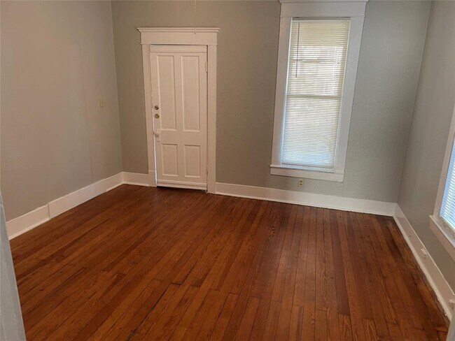 413 West Franklin Street, Waxahachie, TX 75165 photo 3