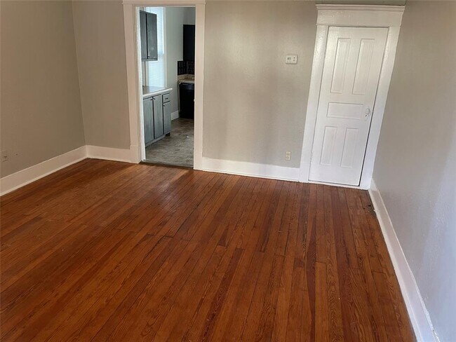 413 West Franklin Street, Waxahachie, TX 75165 photo 2