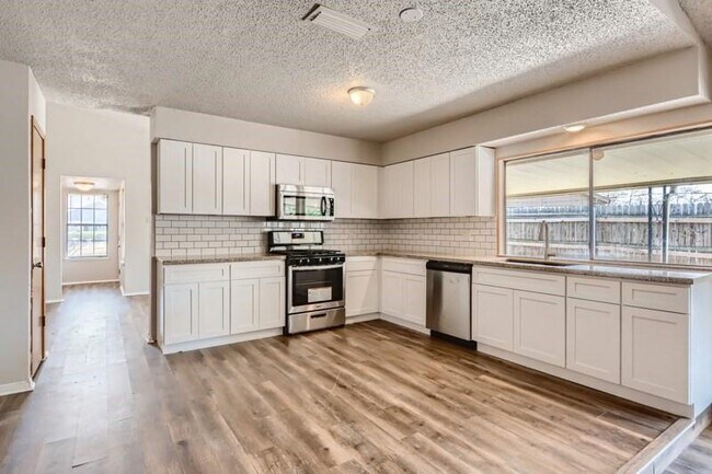 427 Quintana Dr Garland, TX 75043 photo 3