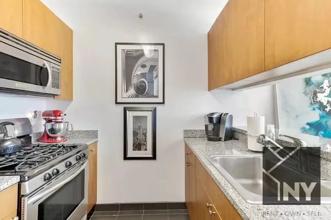 451 W 37th St New York, NY 10018 photo 5