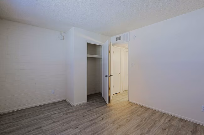 Ambassador West Apartments photo 4