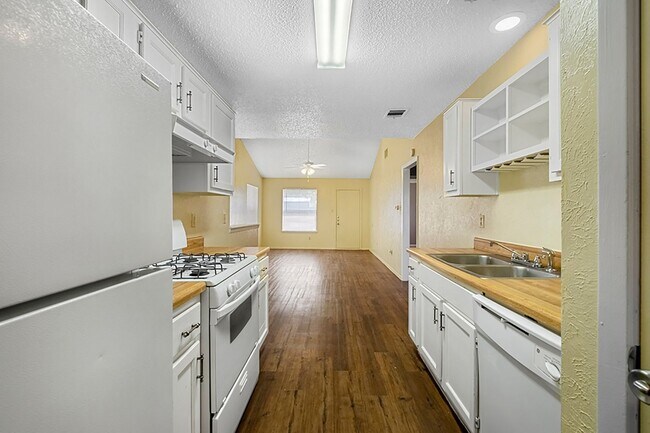 12311 Alderbrook Dr Austin, TX 78758 photo 5