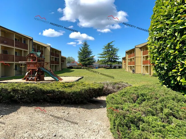 Laurel Court photo 3
