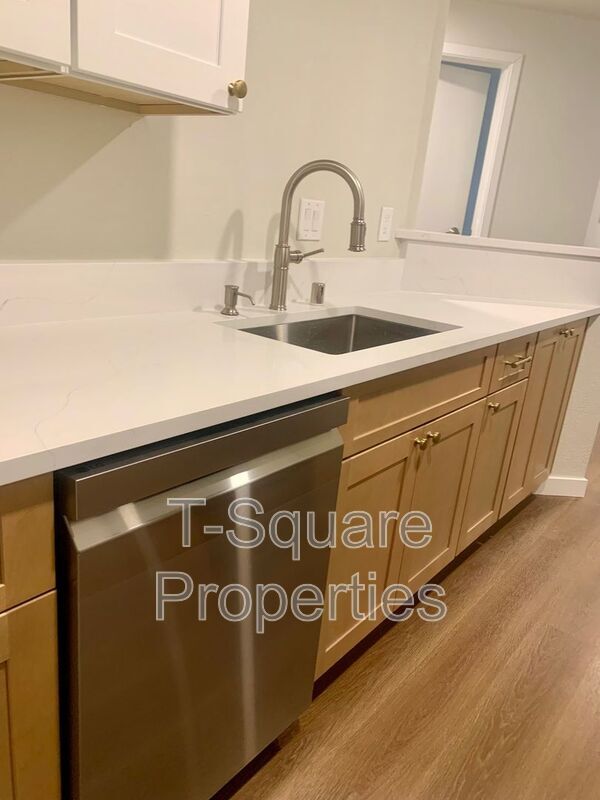 Light  bright Corner Condo in prime Kirkland location photo 2