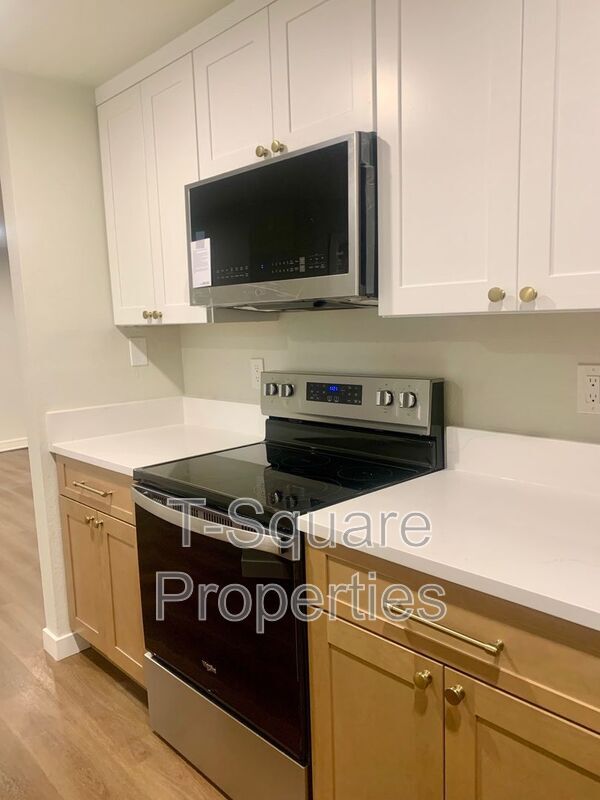 Light  bright Corner Condo in prime Kirkland location photo 3