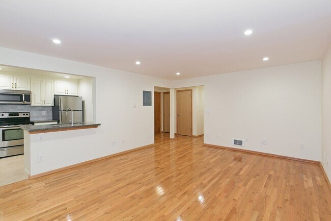 116 Florentia St Seattle, WA 98109 photo 5