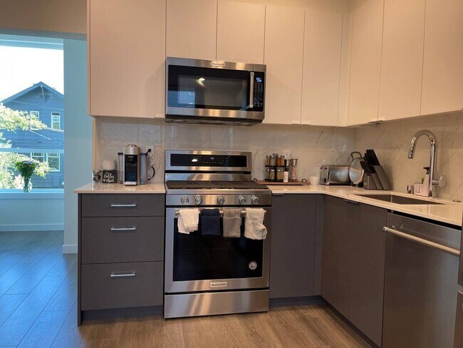 Charming 3BR Townhome in Seattle photo 2