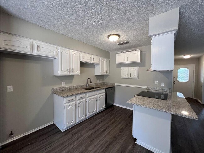 704 Lynne Lane, Burleson, TX 76028 photo 2