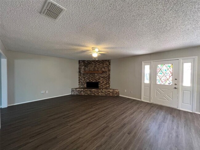 704 Lynne Lane, Burleson, TX 76028 photo 5