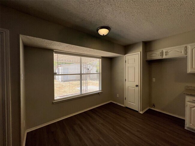 704 Lynne Lane, Burleson, TX 76028 photo 4