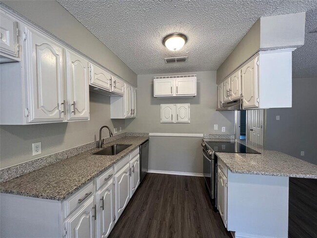 704 Lynne Lane, Burleson, TX 76028 photo 3