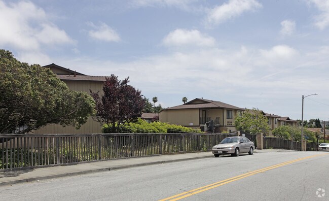 Mono Village Apartments photo 3