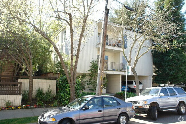 2032 Delaware St. photo 2