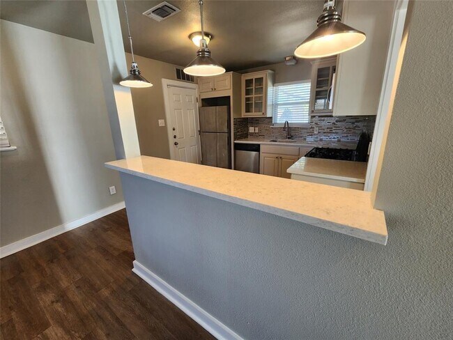 2708 St Edwards Cir Austin, TX 78704 photo 4