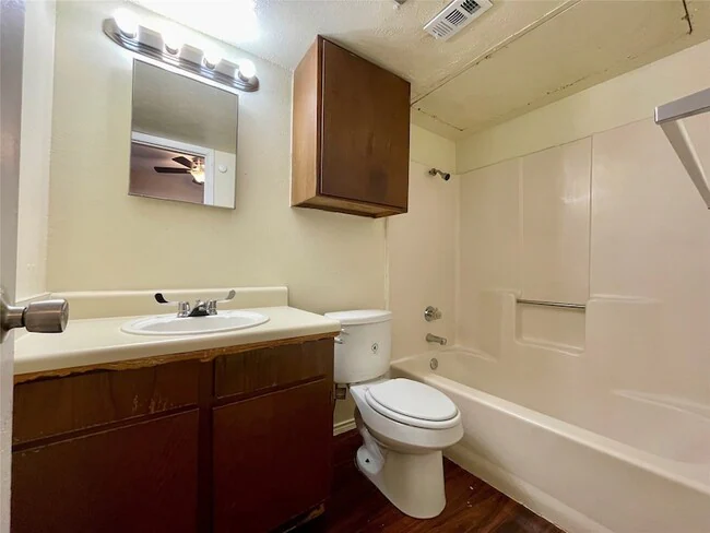 2526 W Prairie St Denton, TX 76201 photo 3