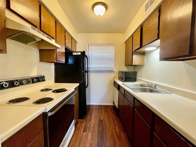 2526 W Prairie St Denton, TX 76201 photo 2