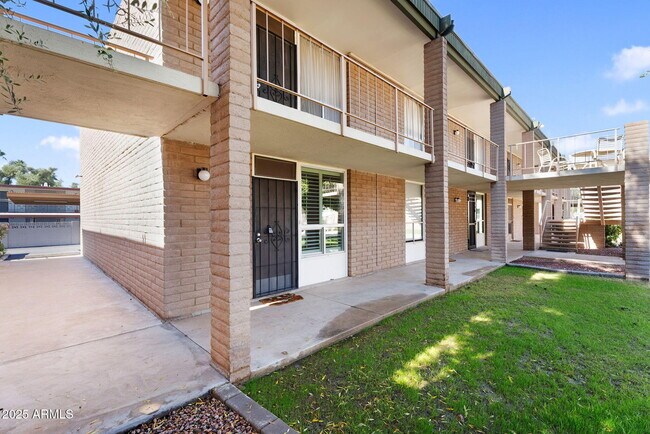 3737 E Turney Ave Phoenix, AZ 85018 photo 4