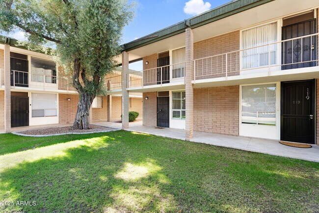 3737 E Turney Ave Phoenix, AZ 85018 photo 3