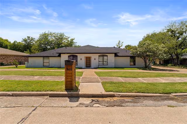 1403 Carriage Lane, Garland, TX 75043 photo 2