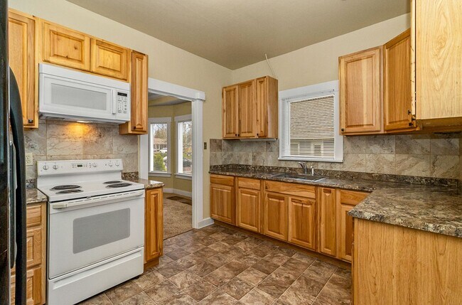 2310 Rainier Ave Everett, WA 98201 photo 4