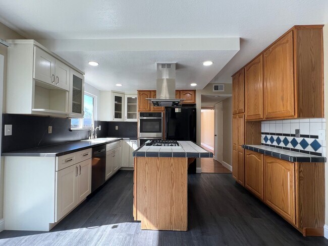 Bright 4 Bedroom 2.5 Bath Home in Milpitas photo 3