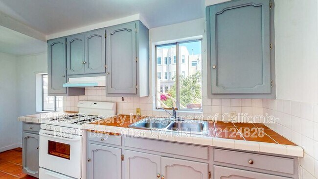 28 Cunningham Pl San Francisco, CA 94110 photo 2