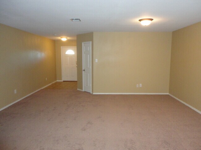 811 Wild Prairie Dr Arlington, TX 76002 photo 2
