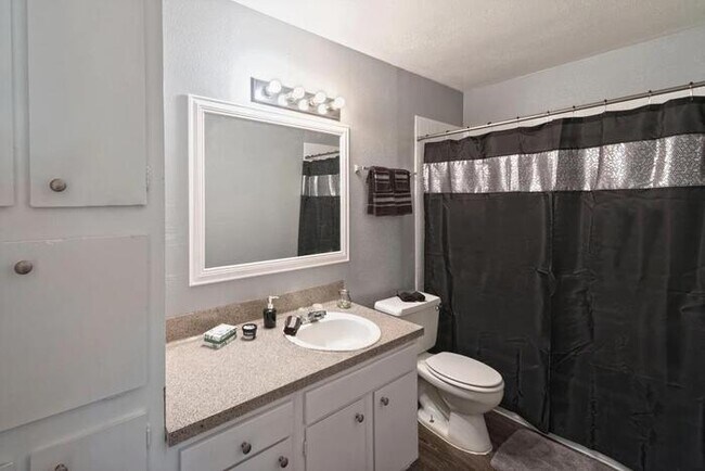 3030 S Broadway St La Porte, TX 77571 photo 2