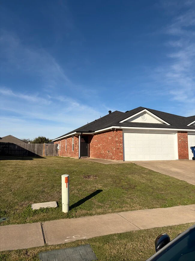 208 Robin St Crowley, TX 76036 photo 3