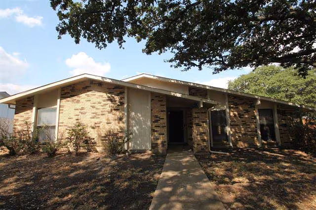 1301 Overdowns Dr Plano, TX 75023 photo 2