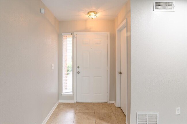 1910 Shorewood Drive, Grapevine, TX 76051 photo 4