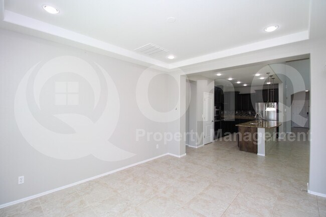 1611 W Tombstone Trail Phoenix, AZ 85085 photo 4