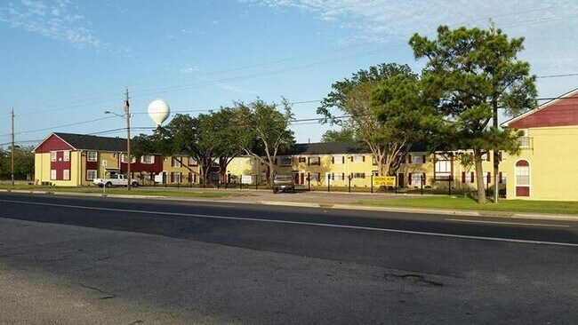 3101 S Broadway St La Porte, TX 77571 photo 2