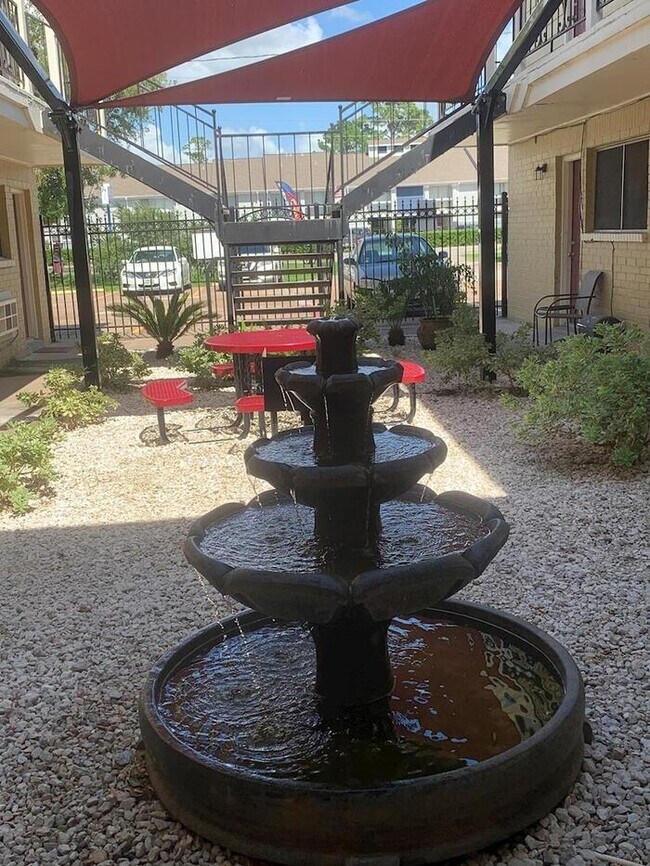 3101 S Broadway St La Porte, TX 77571 photo 3